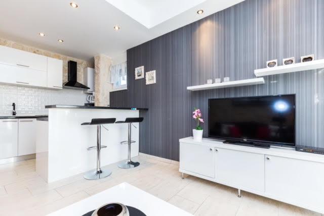 Elizabeth Apartment *